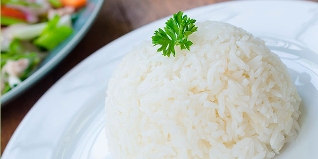 рис на тарелке