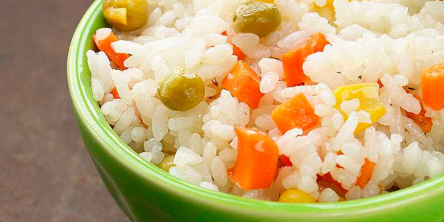 рис в плошке с овощами