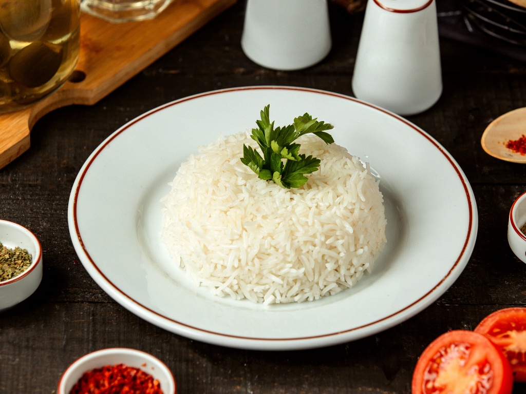 Подача риса с зеленью.