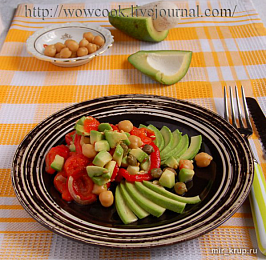 Салат из авокадо с красным перцем и нутом