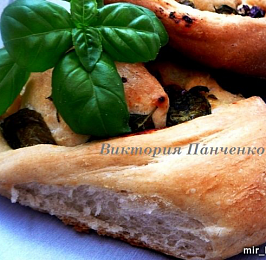 Хлеб с чесноком, базиликом и помидорами