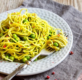 Спагетти с зелёным соусом и молодым горошком