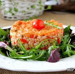 Салат с бурым рисом и томатной сальсой (соусом)