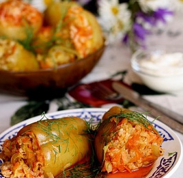 Перец, фаршированный овощами и рисом